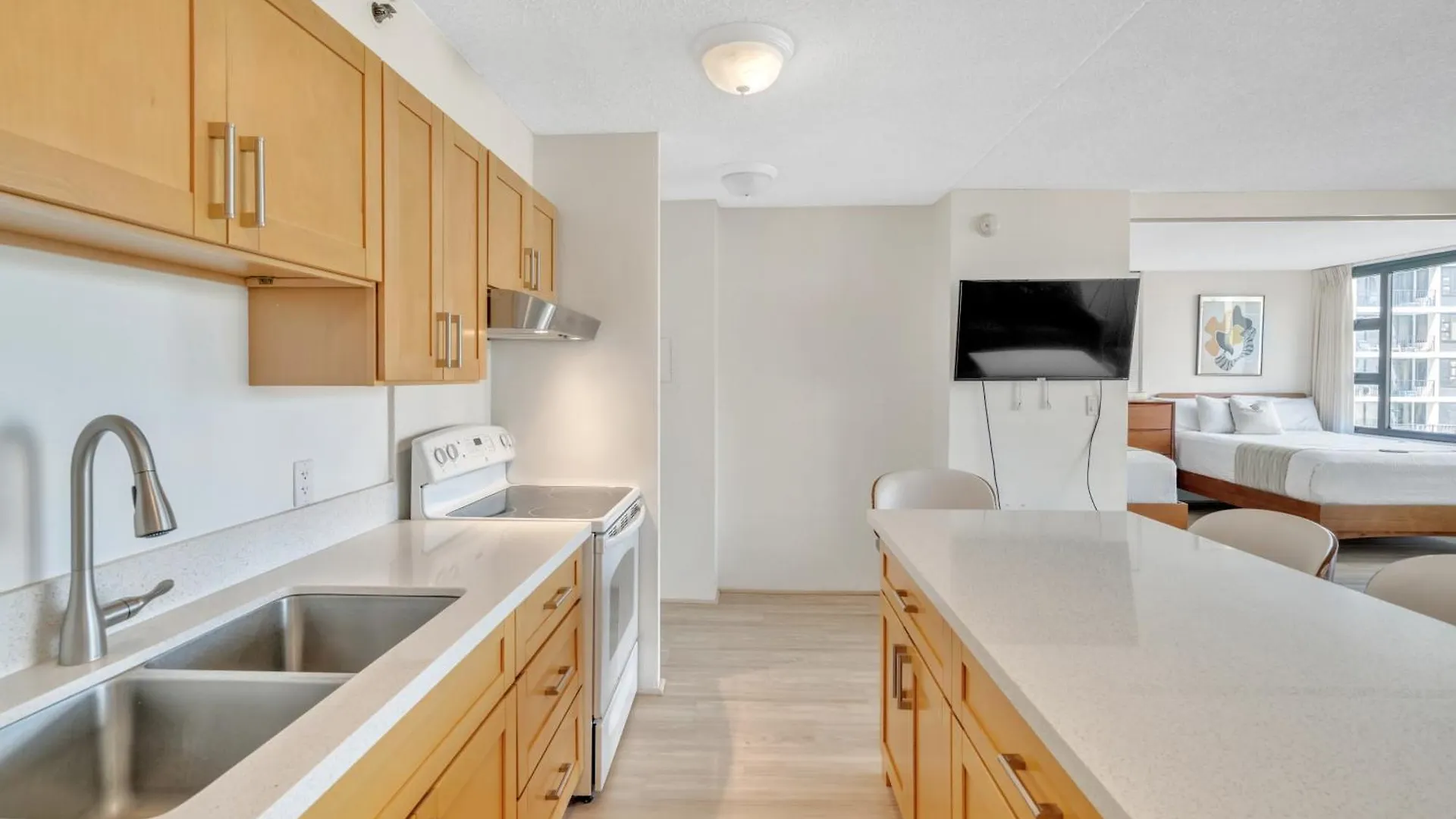 Poolside Waikiki Condo With Diamond Head Views, 1 Block From Beach Plus Free Parking Honolulu 0*,