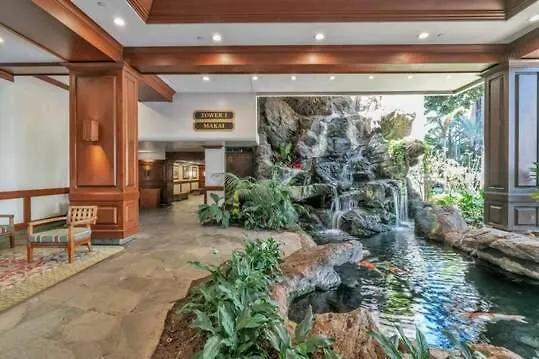 Poolside Waikiki Condo With Diamond Head Views, 1 Block From Beach Plus Free Parking Honolulu