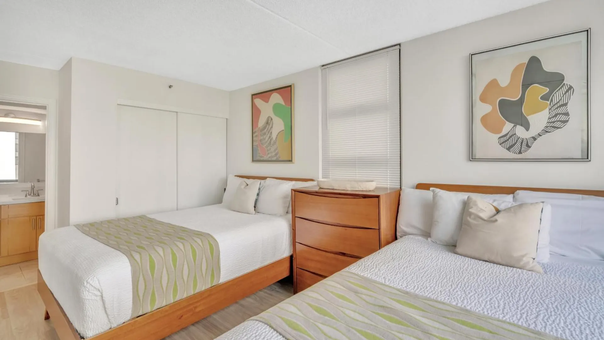Poolside Waikiki Condo With Diamond Head Views, 1 Block From Beach Plus Free Parking Honolulu 0*,
