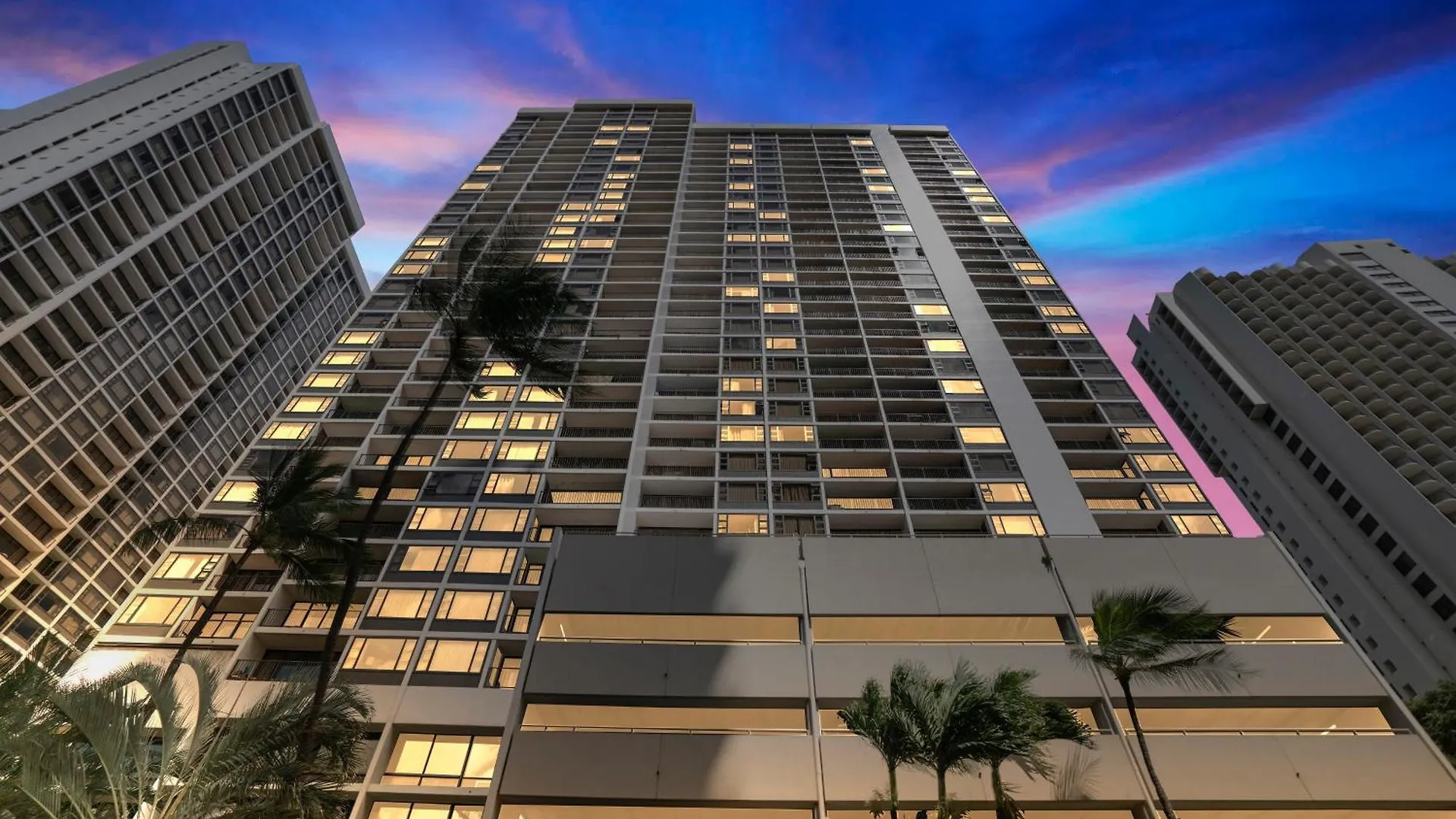 Poolside Waikiki Condo With Diamond Head Views, 1 Block From Beach Plus Free Parking Honolulu