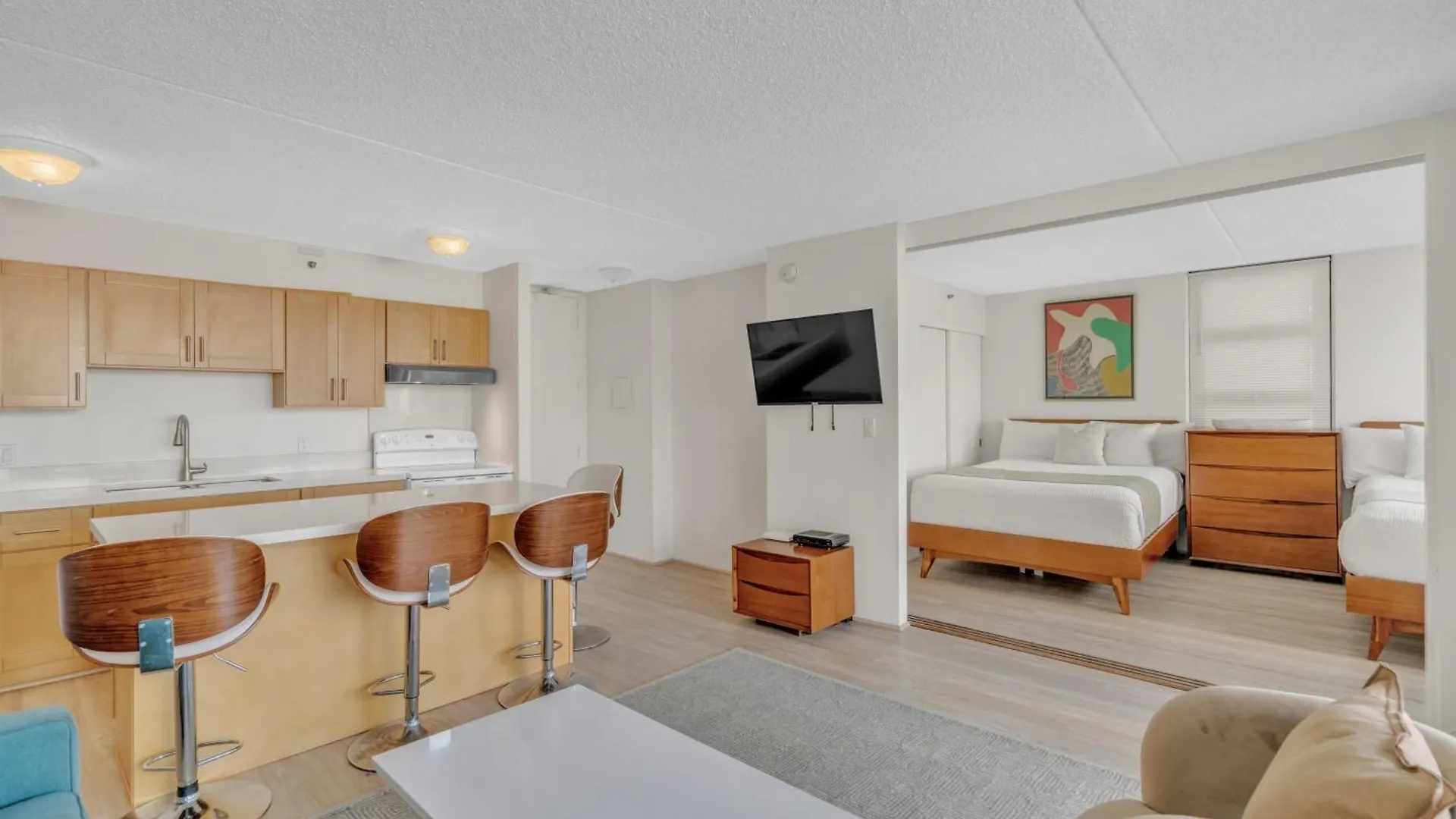 Poolside Waikiki Condo With Diamond Head Views, 1 Block From Beach Plus Free Parking Honolulu Verenigde Staten