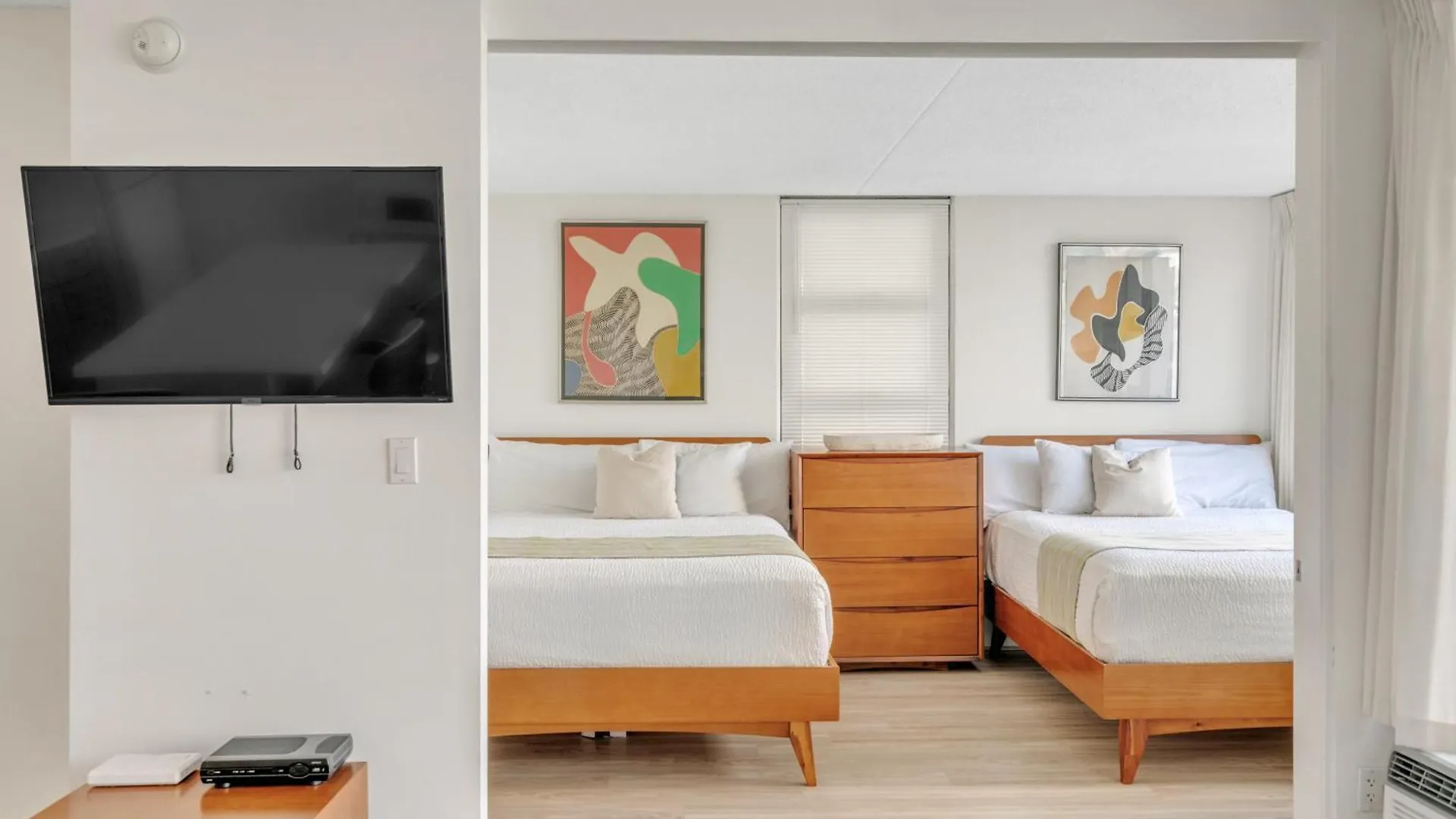 Poolside Waikiki Condo With Diamond Head Views, 1 Block From Beach Plus Free Parking Honolulu