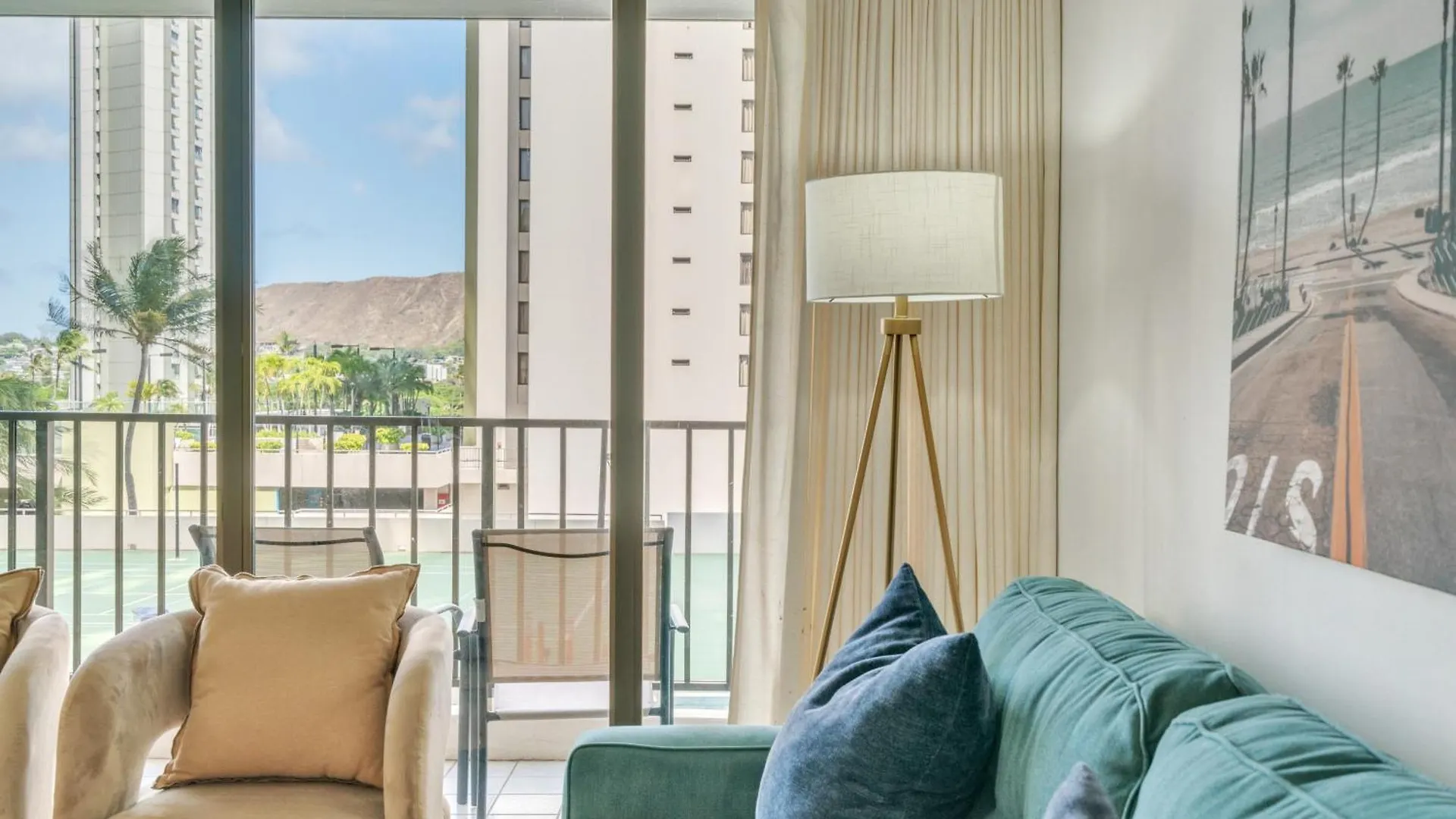 Poolside Waikiki Condo With Diamond Head Views, 1 Block From Beach Plus Free Parking Honolulu 0*,  Verenigde Staten