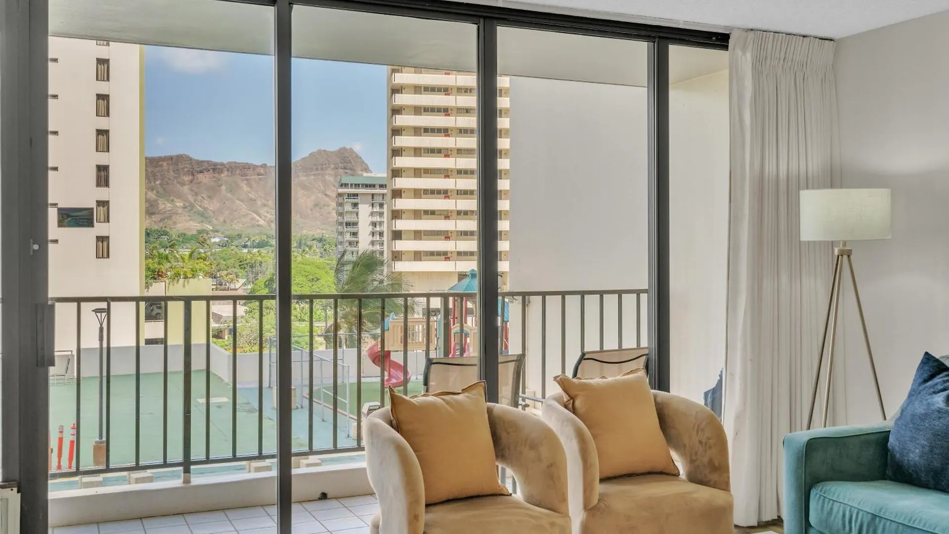 Poolside Waikiki Condo With Diamond Head Views, 1 Block From Beach Plus Free Parking Honolulu 0*,  Verenigde Staten