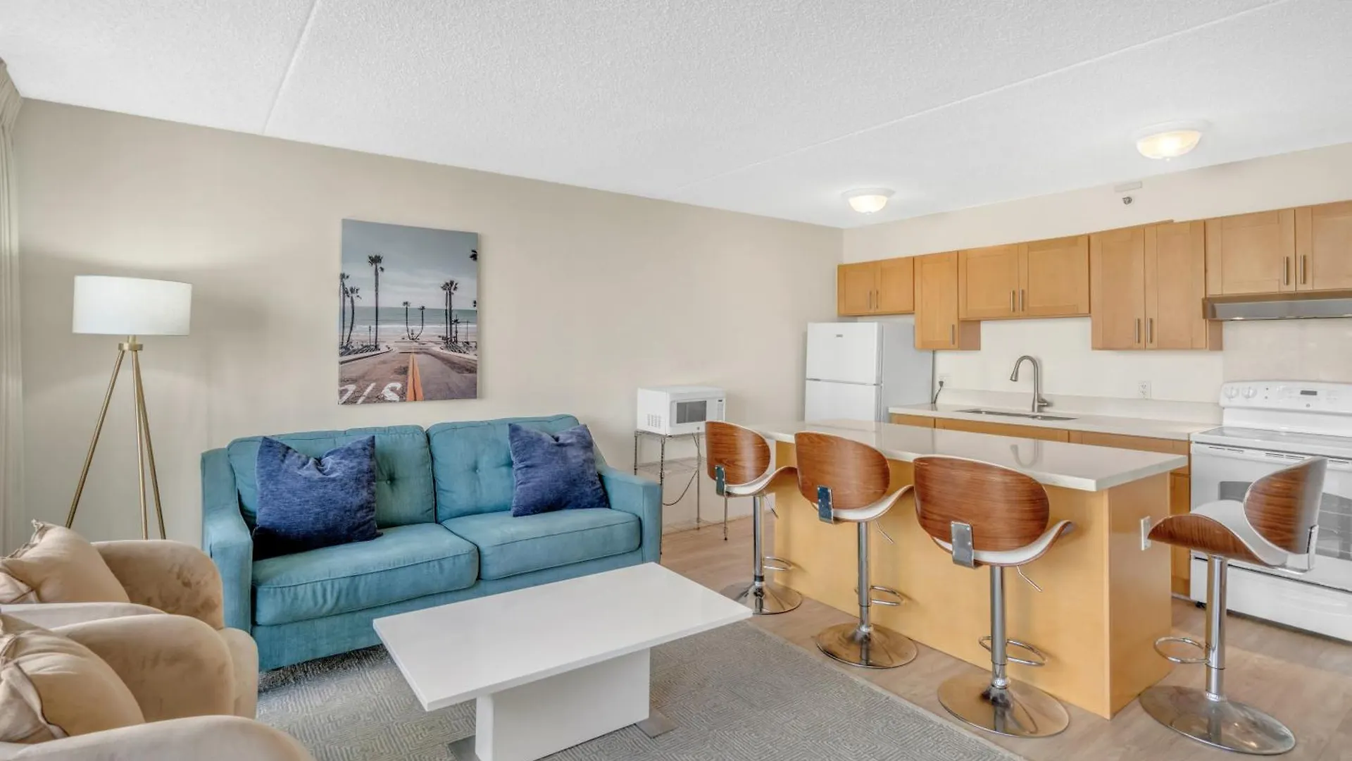 Waikiki Condo With Diamond Head Views, 1 Block From Beach Plus Free Parking location