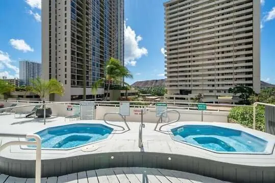 Poolside Waikiki Condo With Diamond Head Views, 1 Block From Beach Plus Free Parking Honolulu