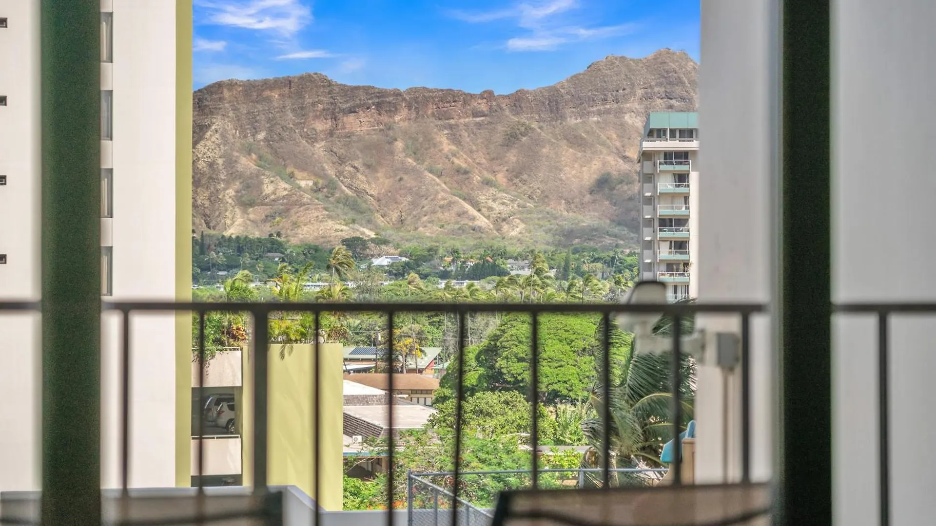 Poolside Waikiki Condo With Diamond Head Views, 1 Block From Beach Plus Free Parking Honolulu