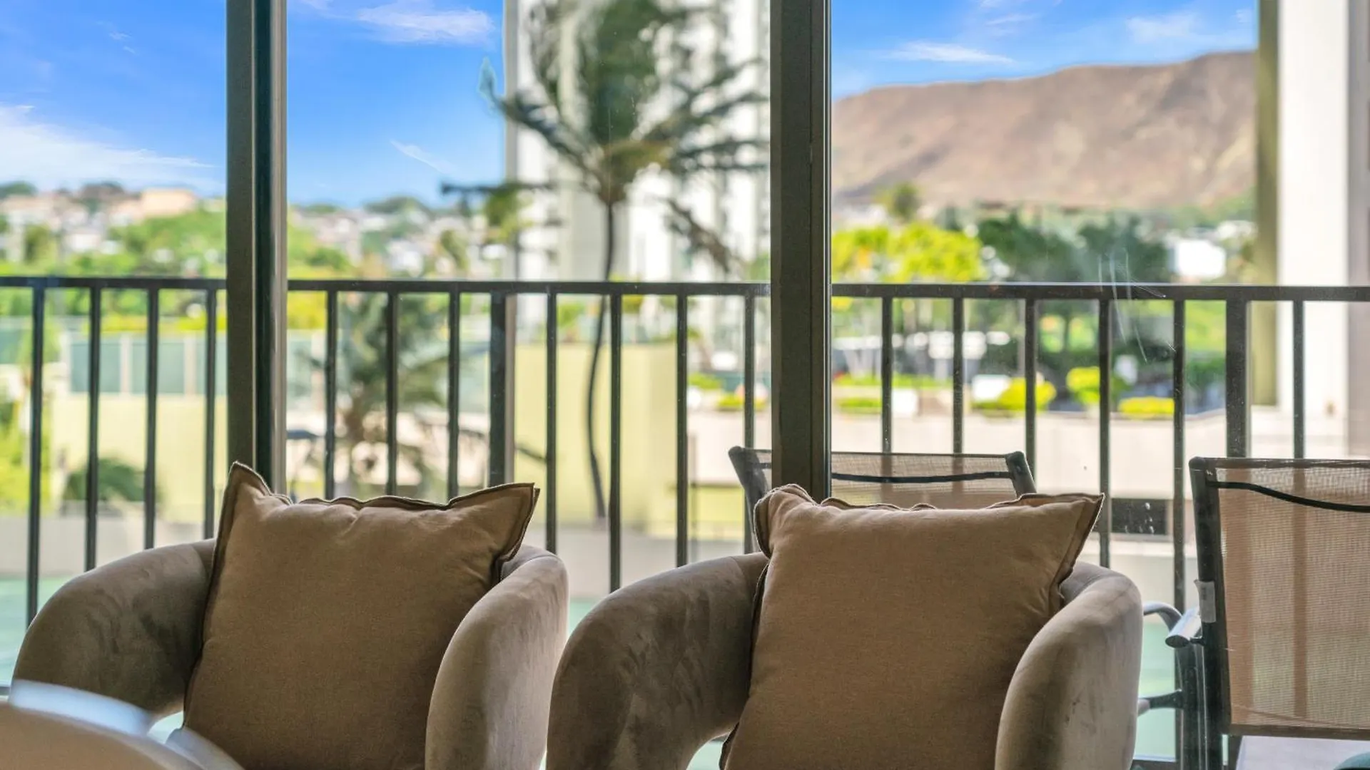 Poolside Waikiki Condo With Diamond Head Views, 1 Block From Beach Plus Free Parking Honolulu